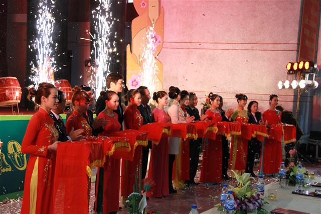 Cắt băng khai mạc Hội báo Xuân Nghệ An năm 2015