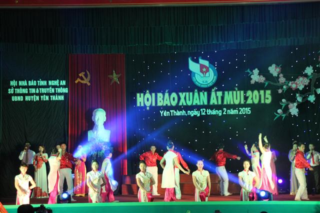Văn nghệ chào mừng