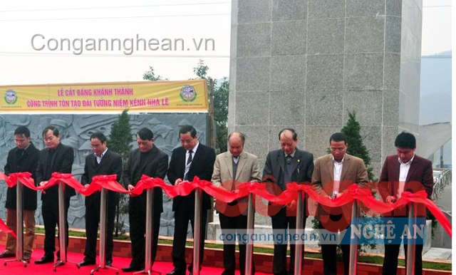Các đại biểu cắt băng lễ khánh thành