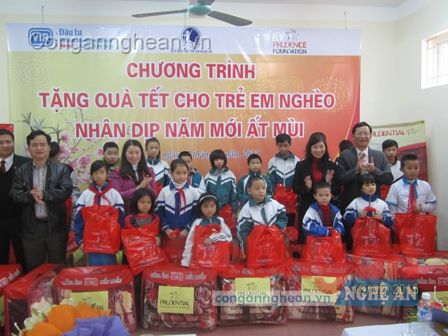 Lãnh đạo Công ty Prudential trao quà cho trẻ em nghèo