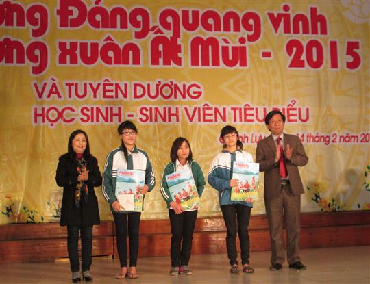 Trao thưởng cho học sinh, sinh viên tiêu biểu 