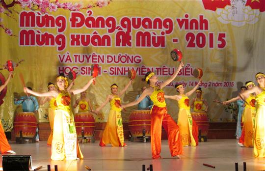 Màn múa trống hội mừng đảng mừng xuân tại đêm giao lưu