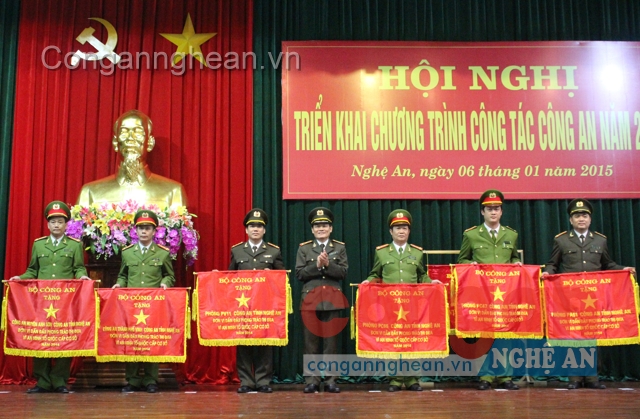 Công an TP Vinh (thứ 2 từ trái sang) nhận Cờ “Đơn vị dẫn đầu phong trào thi đua Vì an ninh Tổ quốc cấp cơ sở năm 2014” của Bộ Công an 
