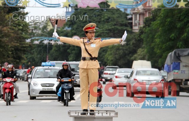 Thiếu úy Trần Thị Thương Thương điều khiển giao thông tại ngã tư UBND tỉnh