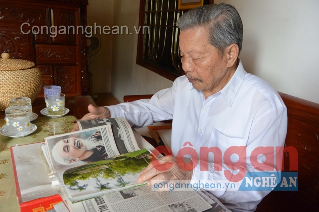 Ông Trần Văn Diệu nâng niu 2 tuyển tập như báu vật