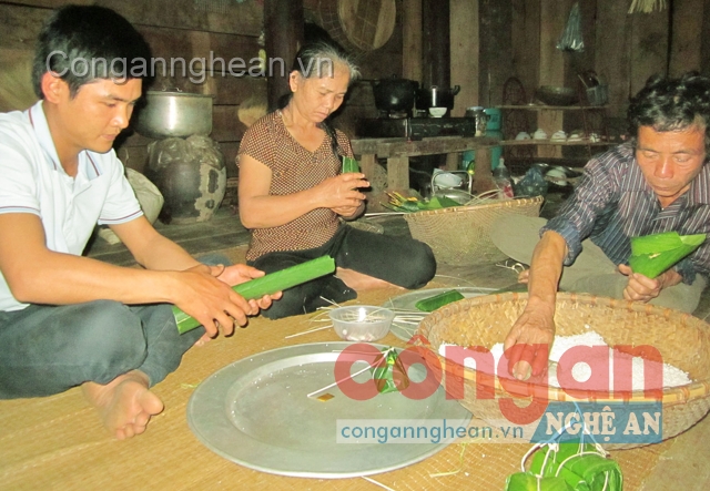 Đồng bào Thái gói bánh chưng ăn Tết Nguyên đán