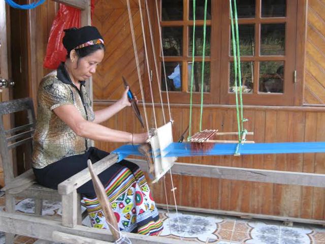 Người phụ nữ Thái  miệt mài bên khung cửi
