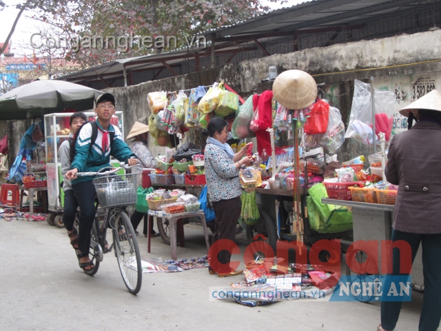 Những quán hàng “di động” trước cổng các trường học luôn tiềm ẩn nguy cơ mất ATVSTP