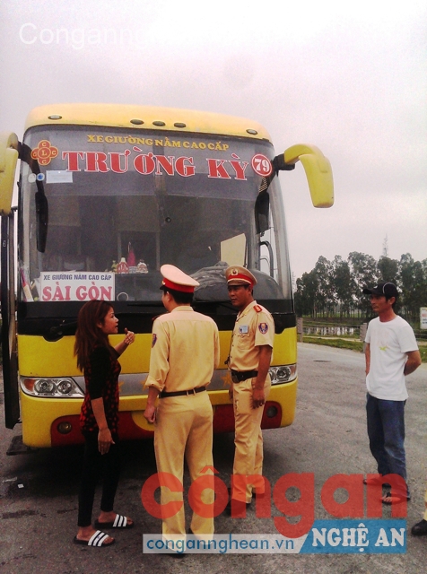 Lực lượng chức năng tiến hành giải thích,              thuyết phục chủ xe, nhà xe bất hợp tác