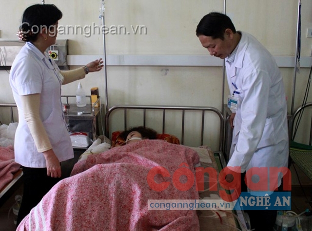 Nạn nhân đã qua cơn nguy kịch sau khi bị bạn đâm thủng bụng