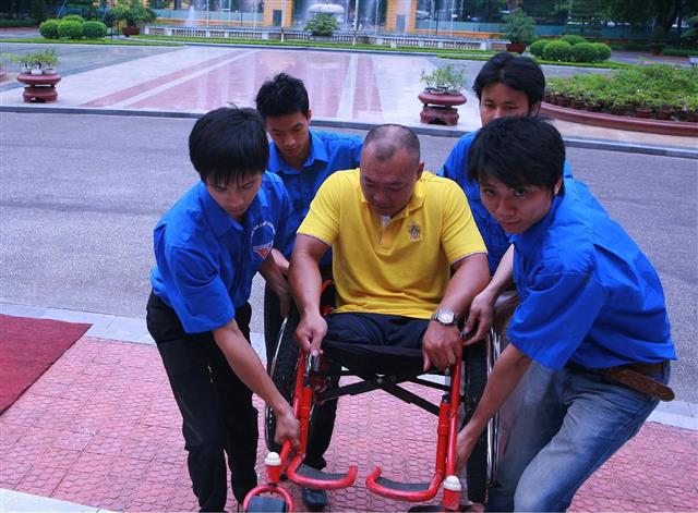 Cần đề cao đạo đức, lương tâm, trách nhiệm của bản thân đối với gia đình và cộng đồng xã hội, góp phần thúc đẩy con người Việt Nam hoang thiện nhân cách