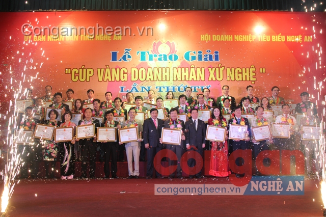 Đồng chí Hồ Đức Phớc, Bí thư Tỉnh ủy; Nguyễn Xuân Đường, Phó bí thư Tỉnh ủy, Chủ tịch UBND tỉnh trao giải cho các doanh nhân
