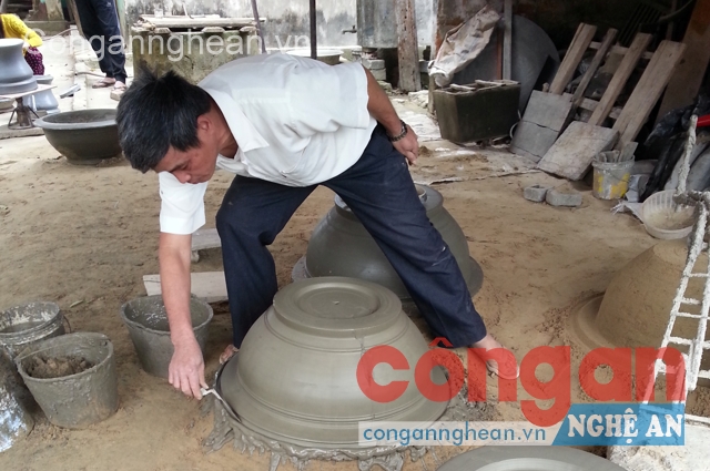 Anh Dư Minh Thanh đang chỉnh sửa chậu cảnh 