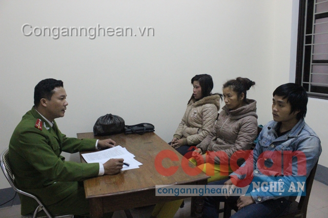 Điều tra viên lấy lời khai của các đối tượng mua bán người trong một vụ án