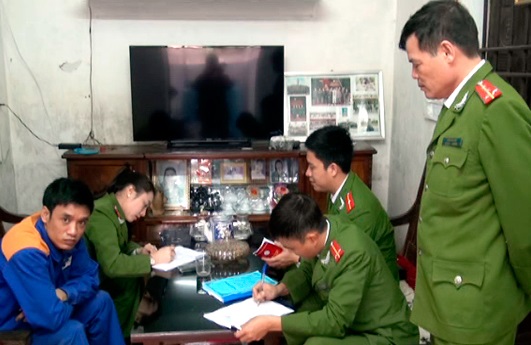 Công an TP Vinh lập biên bản vi phạm đối với Giáp