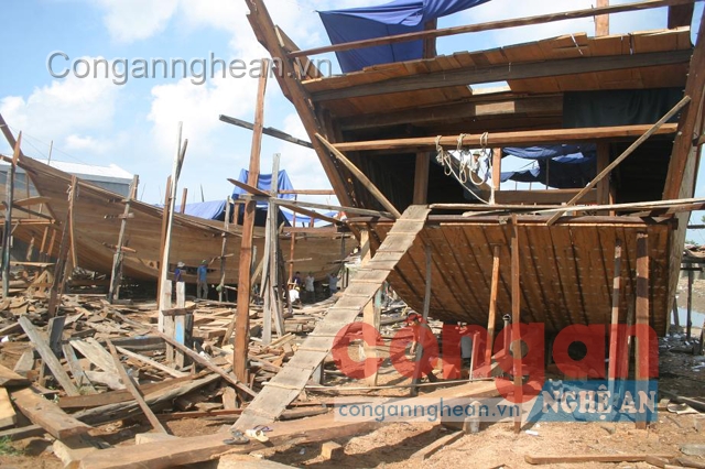 Làng đóng tàu Phú Nghĩa, xã Quỳnh Nghĩa, huyện Quỳnh Lưu đóng tàu lớn vươn khơi, bám biển
