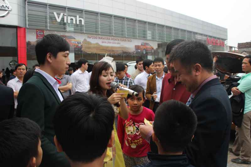 Bốc thăm may mắn cho khách hàng tham gia lễ ra mắt
