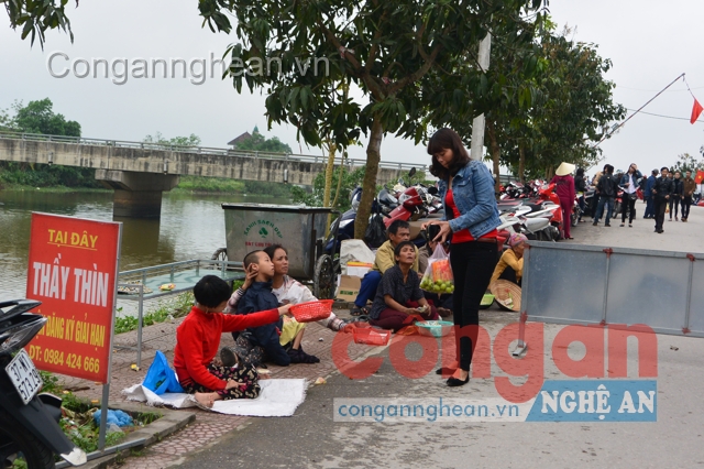 Người ăn xin ngồi la liệt trước cổng Đền Hoàng Mười