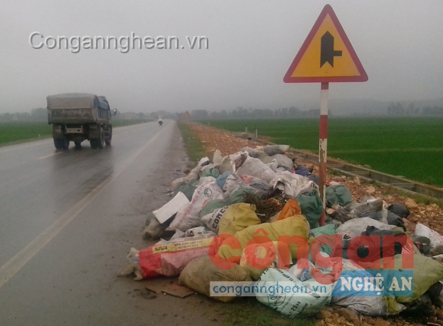 Những ngày vừa qua, các chủ phương tiện giao thông và người dân khi tham gia giao thông trên Quốc lộ 7A đoạn qua các xã Yên Sơn, Văn Sơn, Thịnh Sơn, huyện Đô Lương (Nghệ An) rất bức xúc và khó hiểu trước việc hành lang giao thông quốc lộ đã bị 