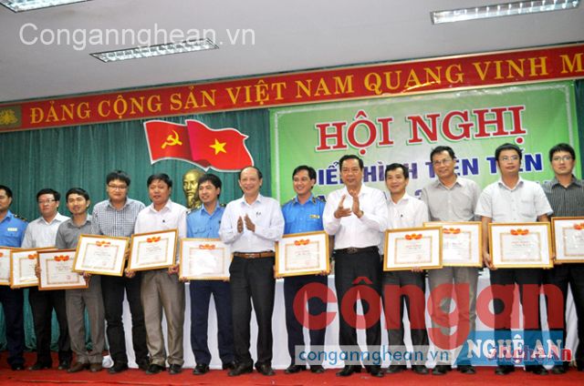 Trao Giấy khen cho các  cá nhân điển hình tiên tiến