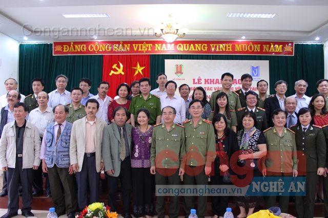 Các đại biều và các nhà văn chụp ảnh lưu niệm