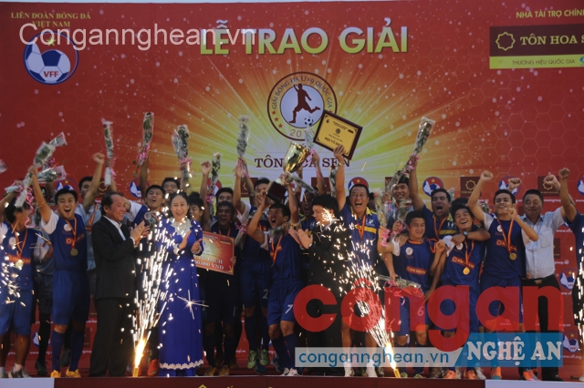 Cúp vô địch thuộc về U19 PVF