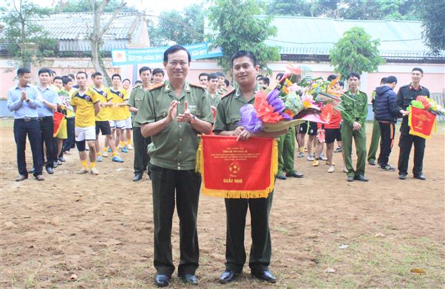 Trao giải nhì cho Đội khối các phòng Nghiệp vụ an ninh