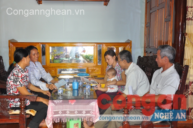 Các ban, ngành, đoàn thể địa phương tuyên truyền tại hộ gia đình sinh con một bề