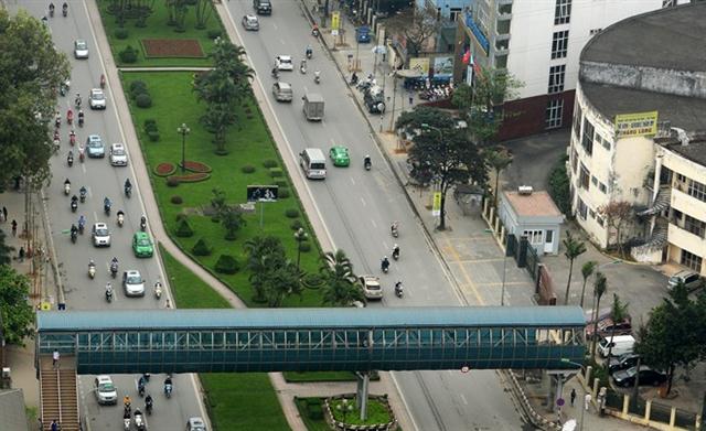 Khu vực trước cổng Học viện Thanh thiếu niên (gần cầu vượt bộ hành), những cây hoa sữa và keo đã bị chặt hạ cách đây ít ngày.