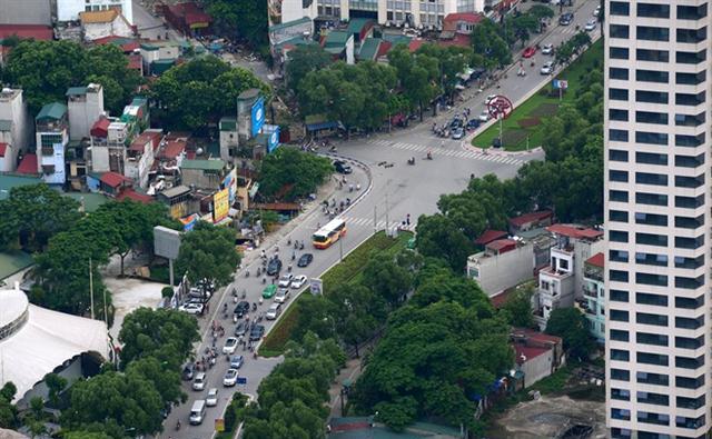 Đường Nguyễn Chí Thanh, đoạn gần nút giao với đường La Thành (Hà Nội), hai bên hàng cây xanh mát trước lúc chặt cây