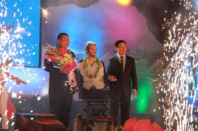 Đồng chí Hồ Đức Phớc – Bí thư Tỉnh ủy tặng hoa Nick Vujicic trong đêm giao lưu