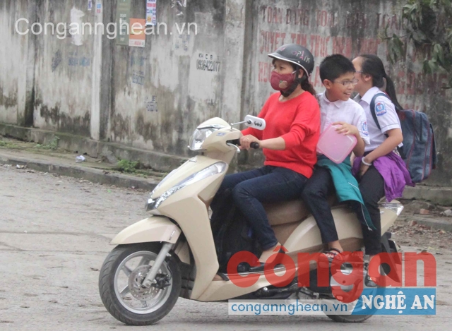 Vẫn còn nhiều phụ huynh không đội mũ bảo hiểm cho con em khi tham gia giao thông