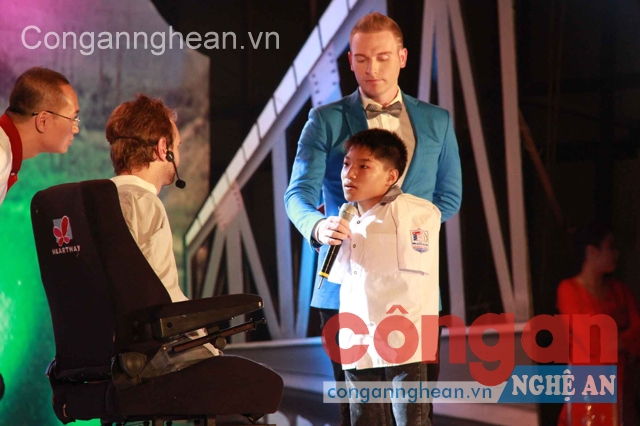 Nick Vujicic, người truyền nghị lực sống cho người cùng cảnh ngộ tại buổi giao lưu với người dân xứ Nghệ vào                   chiều 24/3 vừa qua