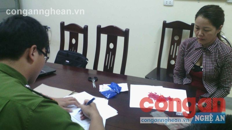 Đối tượng Hình cùng số tang vật tại cơ quan điều tra Công an huyện Diễn Châu