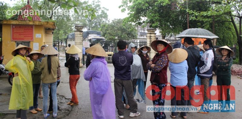 Nhiều công nhân và cổ đông tập trung trước cổng Công ty  để phản đối việc bán máy móc vào chiều 25/3