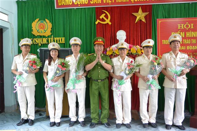 Lãnh đạo phòng biểu dương và trao phần thưởng cho các cá nhân có thành tích xuất sắt