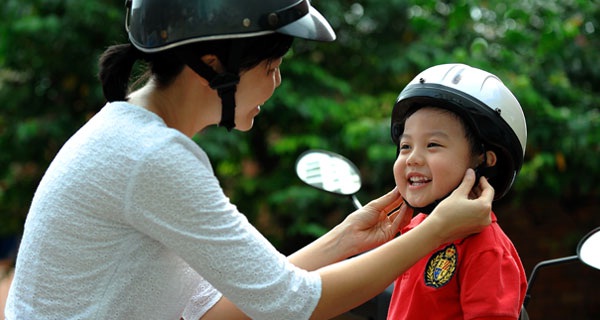 Từ ngày 6-9/4/2015, lực lượng chức năng sẽ kiểm tra, nhắc nhở, đánh giá việc thực hiện quy định đội mũ bảo hiểm của học sinh trên cả nước.