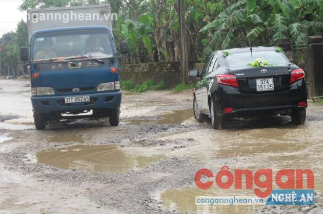 Các loại phương tiện và người dân rất vất vả  khi đi qua tuyến đường này