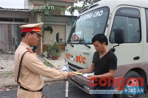 Lực lượng CSGT kiểm tra phương tiện ôtô đang lưu hành 