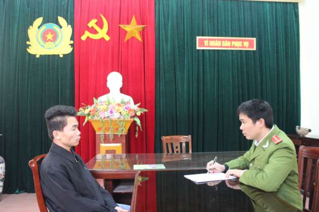 Cán bộ công an phường Hồng Sơn lấy lời khai đối tượng Nguyễn Đức Hùng trộm 200 triệu đồng
