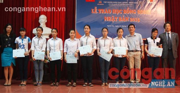 Đại diện Tập đoàn Giáo dục SOSHI                          trao học bổng cho các em học sinh THPT
