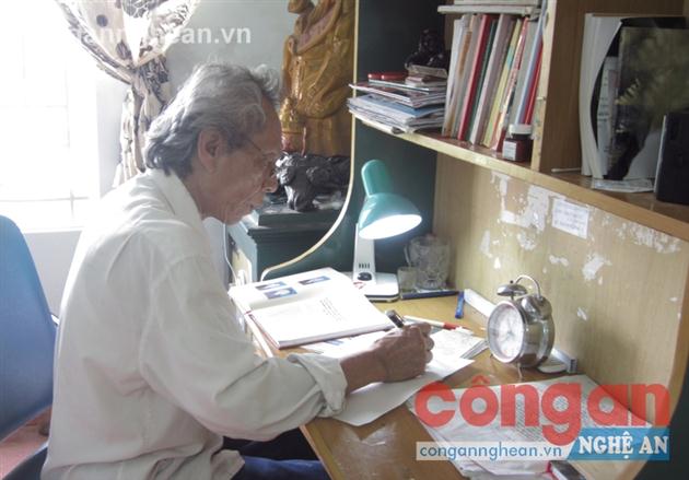 Nghệ nhân Phan Thế Phiệt  đang miệt mài soạn các vở kịch dân ca