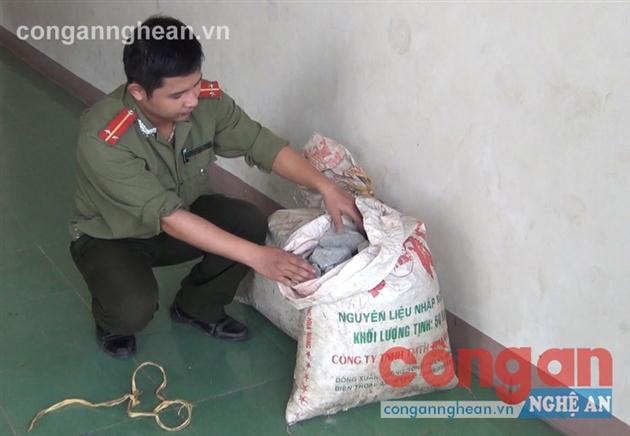 CBCS Phòng ANĐT kiểm tra tang vật vụ án