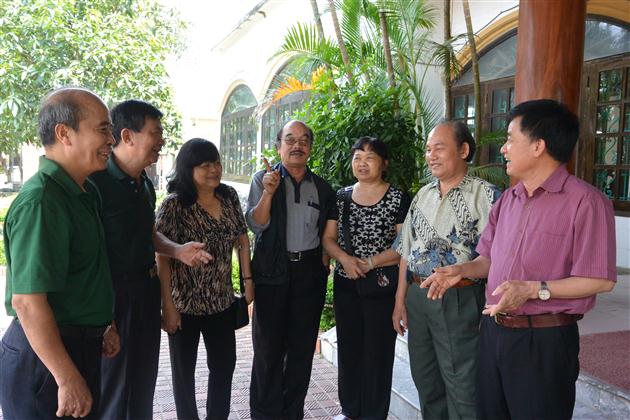 Các nhà văn thảo luận về tác phẩm