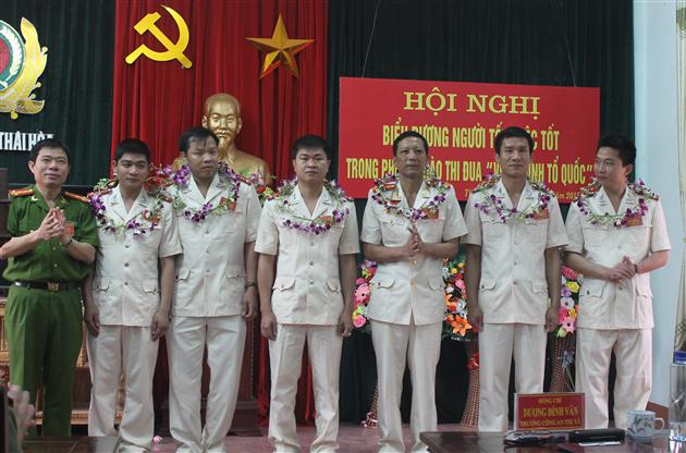 Lãnh đạo CATX Thái Hòa tặng hoa chúc mừng các cá nhân điển hình 