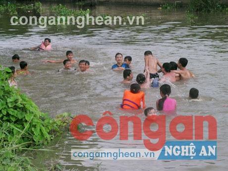 Tắm sông nguy cơ dẫn đến tình trạng trẻ bị đuối nước  - Ảnh minh họa