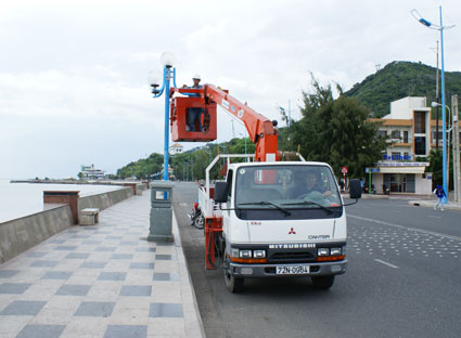 Công nhân Công ty CP Dịch vụ môi trường và công trình đô thị Vũng Tàu duy tu, lắp đặt đèn chiếu sáng trên đường Trần Phú.