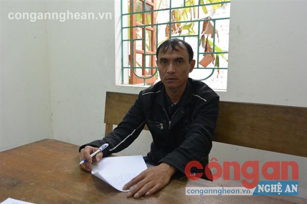 Đối tượng Trần Văn Hoa tại cơ quan Công an