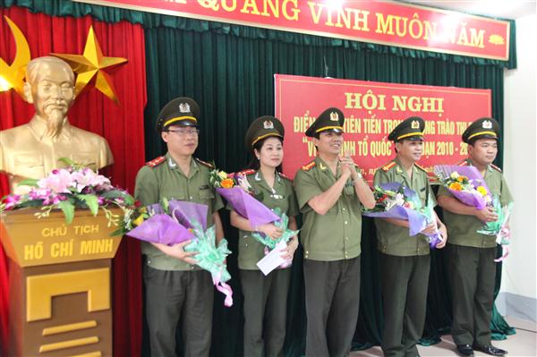 Trao thưởng cho các tập thể có thành tích xuất sắc