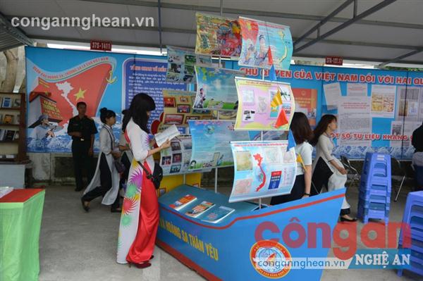 Những tư liệu quý được lưu giữ và trưng bày tại triển lãm giúp thế hệ trẻ hiểu hơn về giá trị của lịch sử dân tộc
